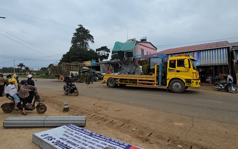 Hiện trường vụ tai nạn l&agrave;m một người tử vong, 4 người bị thương ở Quảng Trị- Ảnh 7.
