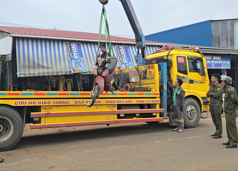 Hiện trường vụ tai nạn l&agrave;m một người tử vong, 4 người bị thương ở Quảng Trị- Ảnh 8.
