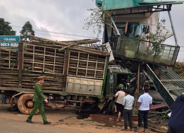 Ô tô tải va chạm xe máy ở Quảng Trị, cháu bé tử vong tại chỗ, bốn người bị thương- Ảnh 1. Ô tô tải va chạm xe máy ở Quảng Trị, cháu bé tử vong tại chỗ, bốn người bị thương- Ảnh 1.