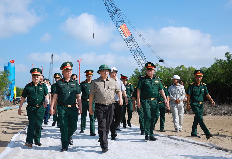 Thủ tướng kiểm tra, đ&ocirc;n đốc một số dự &aacute;n hạ tầng chiến lược tại C&agrave; Mau- Ảnh 1.