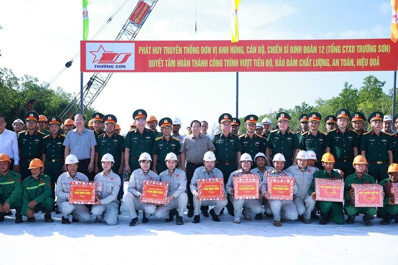 Thủ tướng kiểm tra, đ&ocirc;n đốc một số dự &aacute;n hạ tầng chiến lược tại C&agrave; Mau- Ảnh 4.