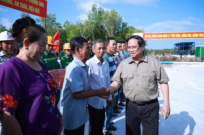 Thủ tướng kiểm tra, đ&ocirc;n đốc một số dự &aacute;n hạ tầng chiến lược tại C&agrave; Mau- Ảnh 3.