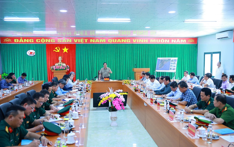 Thủ tướng kiểm tra, đ&ocirc;n đốc một số dự &aacute;n hạ tầng chiến lược tại C&agrave; Mau- Ảnh 6.