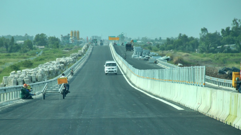 Thứ trưởng Phạm Minh Hà: Tăng ca kíp, sớm đưa cao tốc Hậu Giang - Cà Mau vào khai thác- Ảnh 2. Thứ trưởng Phạm Minh Hà: Tăng ca kíp, sớm đưa cao tốc Hậu Giang - Cà Mau vào khai thác- Ảnh 2.