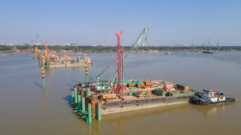 Nhộn nhịp c&ocirc;ng trường cầu Trần Hưng Đạo vượt s&ocirc;ng Hồng những ng&agrave;y cuối năm- Ảnh 7.