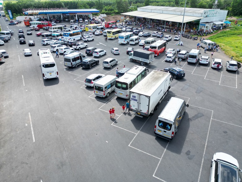 Không để gián đoạn nguồn cung xăng dầu tại trạm dừng nghỉ cao tốc Long Thành- Ảnh 1. Không để gián đoạn nguồn cung xăng dầu tại trạm dừng nghỉ cao tốc Long Thành- Ảnh 1.