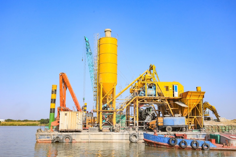 Nhộn nhịp c&ocirc;ng trường cầu Trần Hưng Đạo vượt s&ocirc;ng Hồng những ng&agrave;y cuối năm- Ảnh 6.