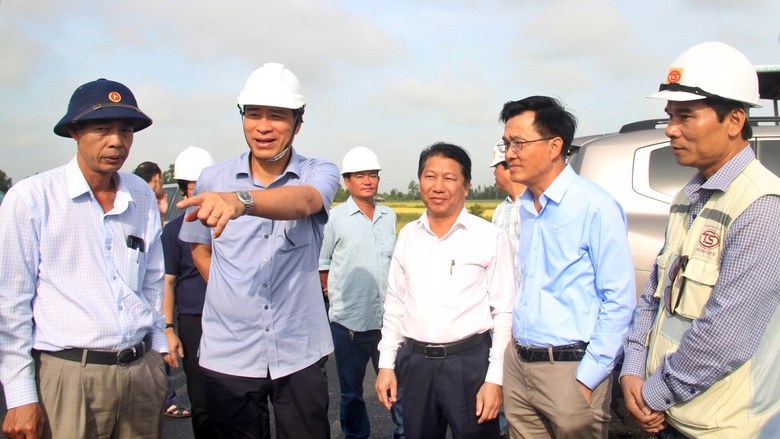Thứ trưởng Phạm Minh Hà: Tăng ca kíp, sớm đưa cao tốc Hậu Giang - Cà Mau vào khai thác- Ảnh 1. Thứ trưởng Phạm Minh Hà: Tăng ca kíp, sớm đưa cao tốc Hậu Giang - Cà Mau vào khai thác- Ảnh 1.