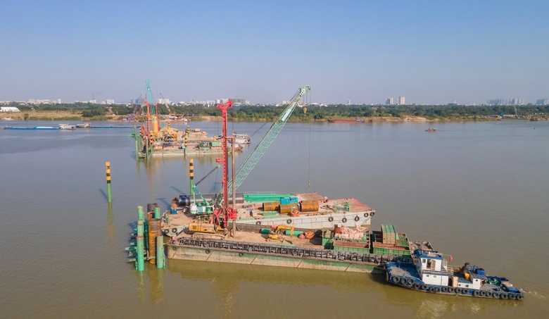 Nhộn nhịp c&ocirc;ng trường cầu Trần Hưng Đạo vượt s&ocirc;ng Hồng những ng&agrave;y cuối năm- Ảnh 12.