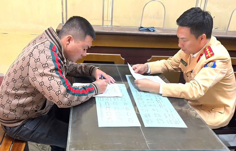 Ninh Bình: Xử nghiêm tài xế điều khiển xe chở rác vi phạm quy định an toàn đường sắt- Ảnh 1. Ninh Bình: Xử nghiêm tài xế điều khiển xe chở rác vi phạm quy định an toàn đường sắt- Ảnh 1.