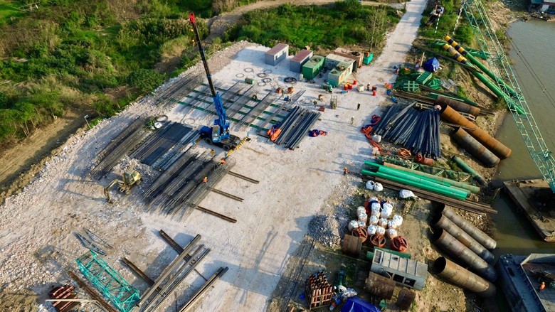 Nhộn nhịp c&ocirc;ng trường cầu Trần Hưng Đạo vượt s&ocirc;ng Hồng những ng&agrave;y cuối năm- Ảnh 8.