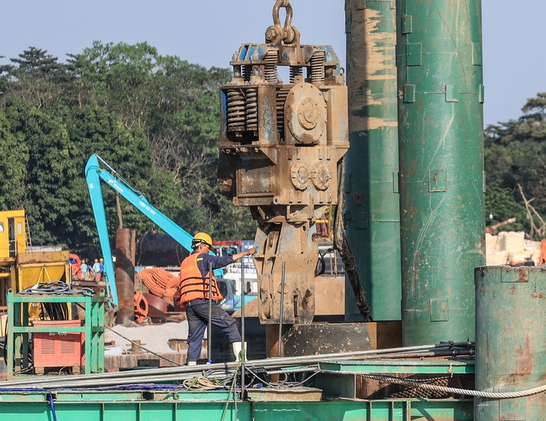 Nhộn nhịp c&ocirc;ng trường cầu Trần Hưng Đạo vượt s&ocirc;ng Hồng những ng&agrave;y cuối năm- Ảnh 3.