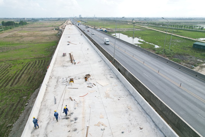 Kh&ocirc;ng nghỉ tết Dương lịch, c&ocirc;ng nh&acirc;n tăng ca đẩy nhanh tiến độ cao tốc Cao Bồ - Mai Sơn- Ảnh 1.