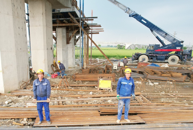 Kh&ocirc;ng nghỉ tết Dương lịch, c&ocirc;ng nh&acirc;n tăng ca đẩy nhanh tiến độ cao tốc Cao Bồ - Mai Sơn- Ảnh 2.