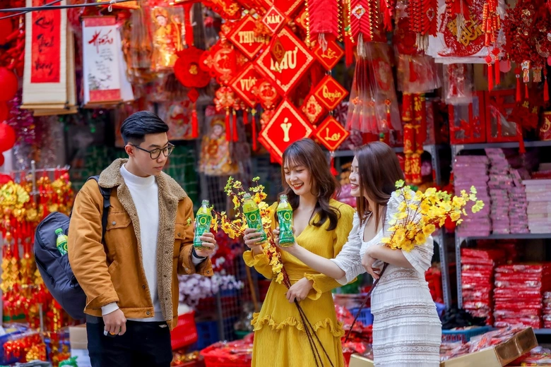 Người trẻ &ldquo;dọn l&ograve;ng&rdquo; đ&oacute;n Tết sau một năm nhiều biến động- Ảnh 1.