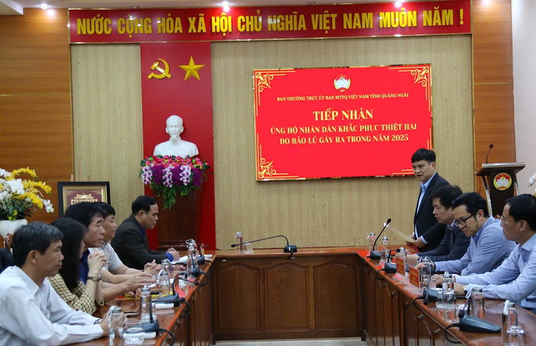 Bộ X&acirc;y dựng trao 1 tỷ đồng hỗ trợ người d&acirc;n Quảng Ng&atilde;i khắc phục hậu quả thi&ecirc;n tai- Ảnh 1.