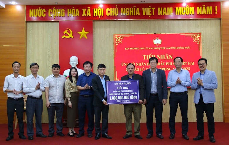 Bộ X&acirc;y dựng trao 1 tỷ đồng hỗ trợ người d&acirc;n Quảng Ng&atilde;i khắc phục hậu quả thi&ecirc;n tai- Ảnh 3.