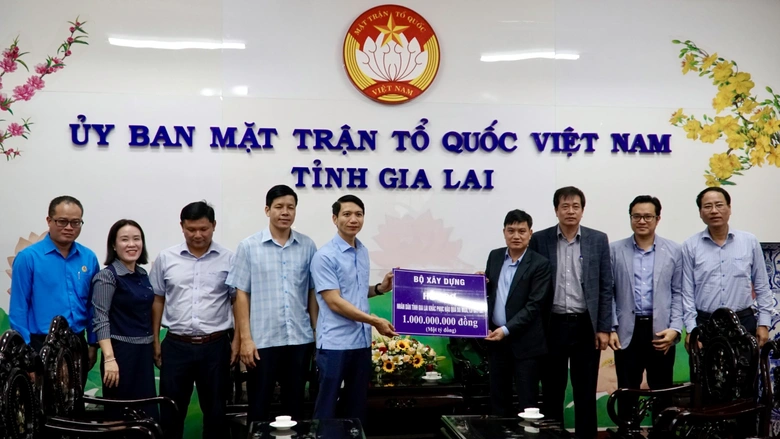 Bộ X&acirc;y dựng trao 1 tỷ đồng hỗ trợ Gia Lai khắc phục hậu quả thi&ecirc;n tai- Ảnh 2.