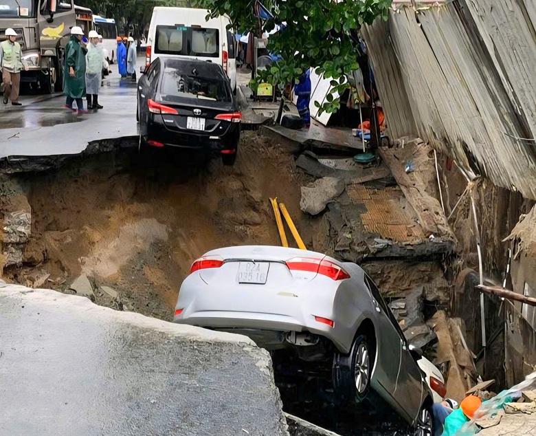 Đường phố Đ&agrave; Nẵng bất ngờ sụt l&uacute;n, &ocirc; t&ocirc; rơi xuống hố tử thần- Ảnh 1.