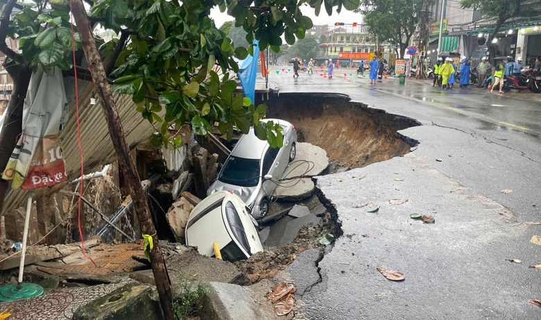 Đường phố Đ&agrave; Nẵng bất ngờ sụt l&uacute;n, &ocirc; t&ocirc; rơi xuống hố tử thần- Ảnh 2.