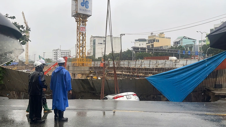 X&aacute;c định nguy&ecirc;n nh&acirc;n đường phố ở Đ&agrave; Nẵng nuốt chửng 2 &ocirc; t&ocirc;- Ảnh 1.