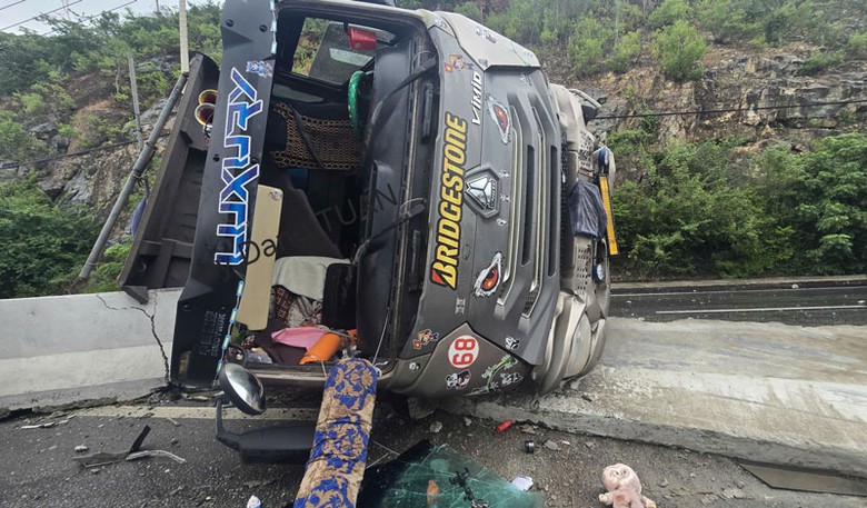 Hiện trường vụ tai nạn khiến xe tải lật ngang tr&ecirc;n đ&egrave;o C&ugrave; Hin.