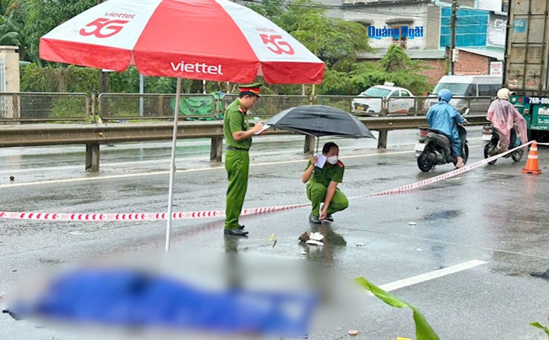 Lực lượng chức năng kh&aacute;m nghiệm hiện trường vụ tai nạn.