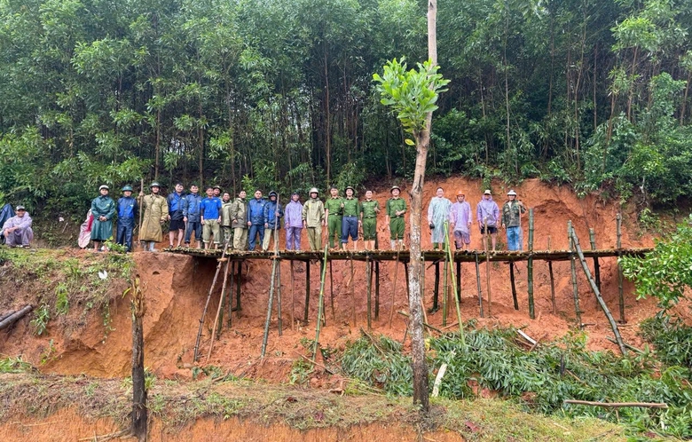 Quảng Ng&atilde;i: Sau cả th&aacute;ng mưa lũ, giao th&ocirc;ng nhiều nơi vẫn chia cắt- Ảnh 3.