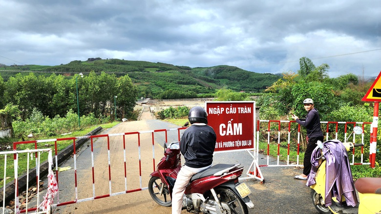 Quảng Ng&atilde;i: Sau cả th&aacute;ng mưa lũ, giao th&ocirc;ng nhiều nơi vẫn chia cắt- Ảnh 4.