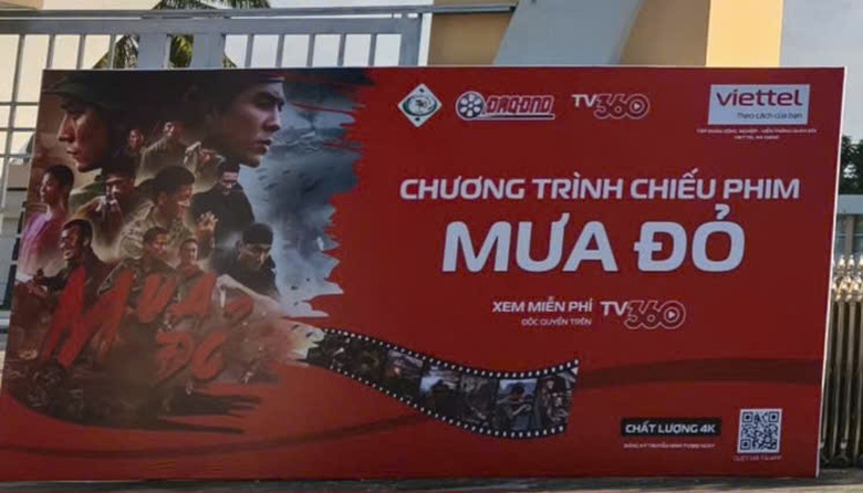 1.600 người d&acirc;n An Giang h&aacute;o hức thưởng thức phim "Mưa đỏ" miễn ph&iacute;- Ảnh 1.