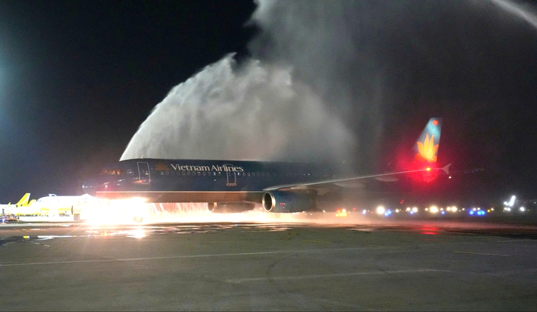 Vietnam Airlines khai trương đường bay thẳng Hà Nội - Cebu- Ảnh 1. Vietnam Airlines khai trương đường bay thẳng Hà Nội - Cebu- Ảnh 1.