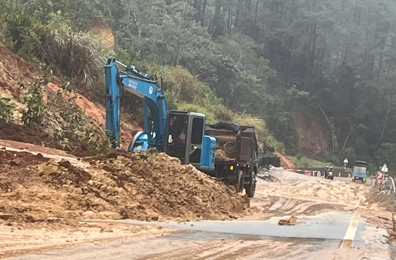 Quảng Ng&atilde;i: Sau cả th&aacute;ng mưa lũ, giao th&ocirc;ng nhiều nơi vẫn chia cắt- Ảnh 5.