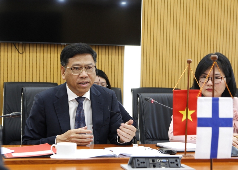 Thứ trưởng Bộ X&acirc;y dựng Nguyễn Xu&acirc;n Sang chủ tr&igrave; cuộc l&agrave;m việc c&ugrave;ng Đại sứ đặc mệnh to&agrave;n quyền Cộng h&ograve;a Phần Lan tại Việt Nam, Pekka Voutilainen.