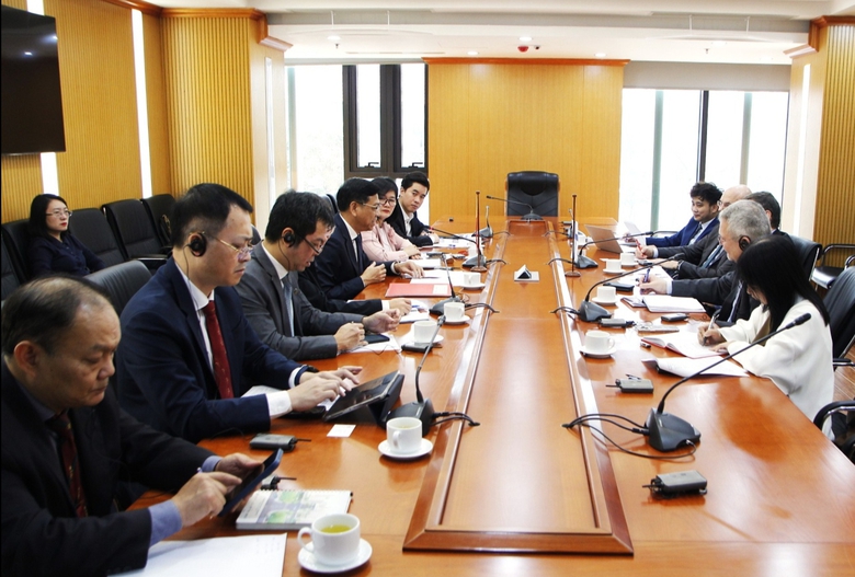 C&aacute;c Cục, Vụ thuộc Bộ sẽ tiếp tục trao đổi, l&agrave;m việc cụ thể với Đại sứ qu&aacute;n v&agrave; Thương vụ Phần Lan để x&uacute;c tiến c&aacute;c hoạt động hợp t&aacute;c cụ thể giữa hai b&ecirc;n trong thời gian tới.