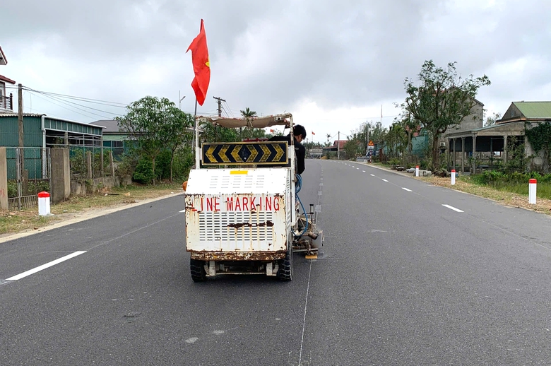Nh&agrave; thầu chạy nước r&uacute;t, kỳ vọng th&ocirc;ng tuyến quốc lộ 8C trong năm 2025- Ảnh 2.