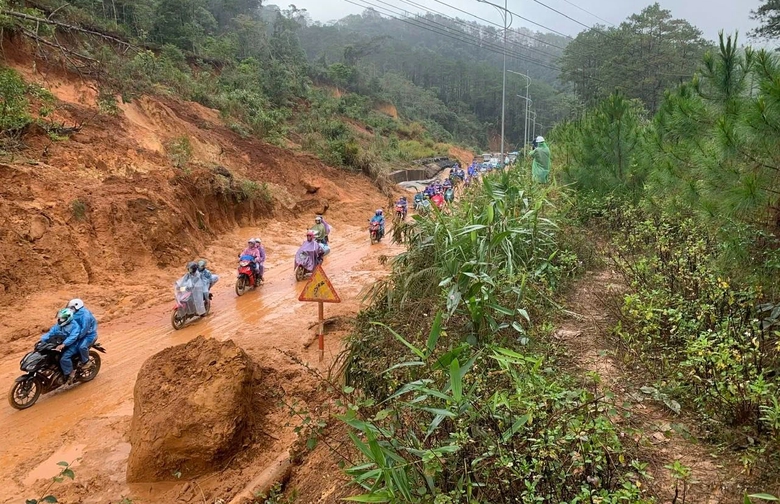 Quảng Ng&atilde;i: Sau cả th&aacute;ng mưa lũ, giao th&ocirc;ng nhiều nơi vẫn chia cắt- Ảnh 2.