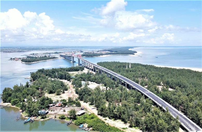 Huế: Cầu vượt biển Thuận An trễ hẹn th&ocirc;ng xe do vướng hơn 1km mặt bằng- Ảnh 1.