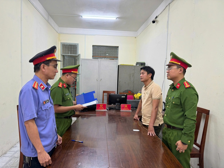 Bắt giam gi&aacute;m đốc đang tại ngoại vẫn chỉ đạo thuộc cấp khai th&aacute;c c&aacute;t tr&aacute;i ph&eacute;p- Ảnh 1.