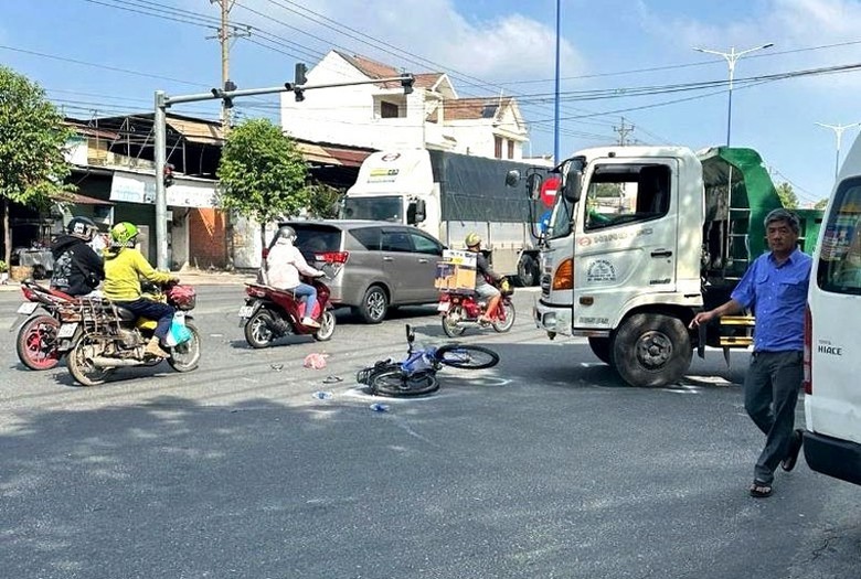 Hiện trường vụ tai nạn giữa &ocirc; t&ocirc; ben v&agrave; xe đạp l&agrave;m 1 người tử vong.