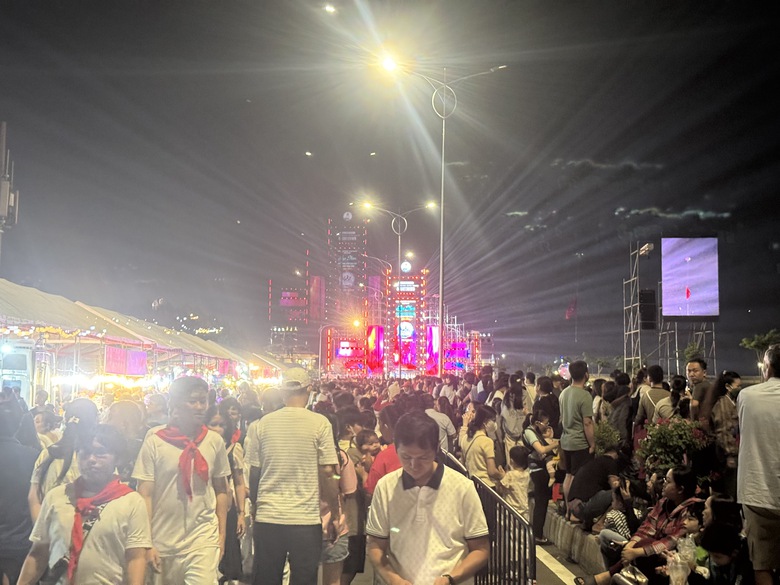 Bùng nổ đêm hội flyboard chào đón năm mới trên sông Đồng Nai- Ảnh 8. Bùng nổ đêm hội flyboard chào đón năm mới trên sông Đồng Nai- Ảnh 8.