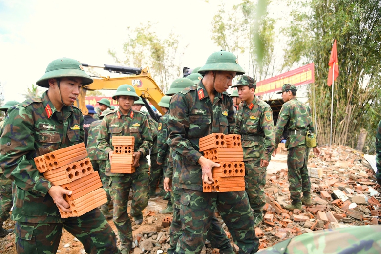 Thần tốc dựng lại nh&agrave; gi&uacute;p d&acirc;n v&ugrave;ng lũ- Ảnh 2.