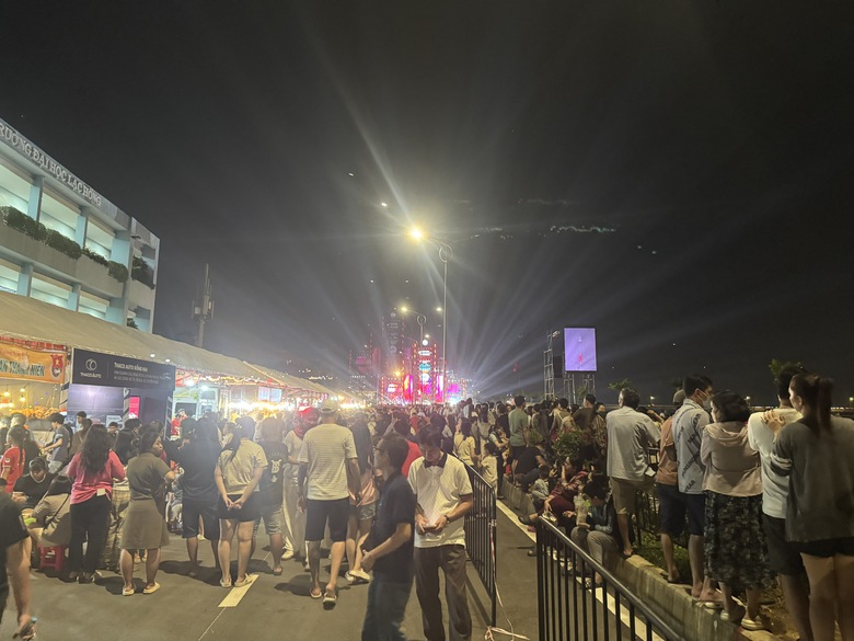 Bùng nổ đêm hội flyboard chào đón năm mới trên sông Đồng Nai- Ảnh 6. Bùng nổ đêm hội flyboard chào đón năm mới trên sông Đồng Nai- Ảnh 6.