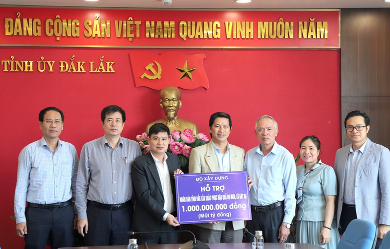 Bộ Xây dựng trao 1 tỷ đồng giúp Đắk Lắk khắc phục hậu quả mưa lũ- Ảnh 1. Bộ Xây dựng trao 1 tỷ đồng giúp Đắk Lắk khắc phục hậu quả mưa lũ- Ảnh 1.