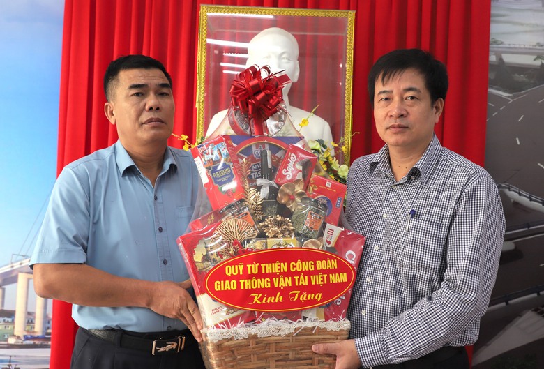 Bộ Xây dựng trao 1 tỷ đồng giúp Đắk Lắk khắc phục hậu quả mưa lũ- Ảnh 2. Bộ Xây dựng trao 1 tỷ đồng giúp Đắk Lắk khắc phục hậu quả mưa lũ- Ảnh 2.