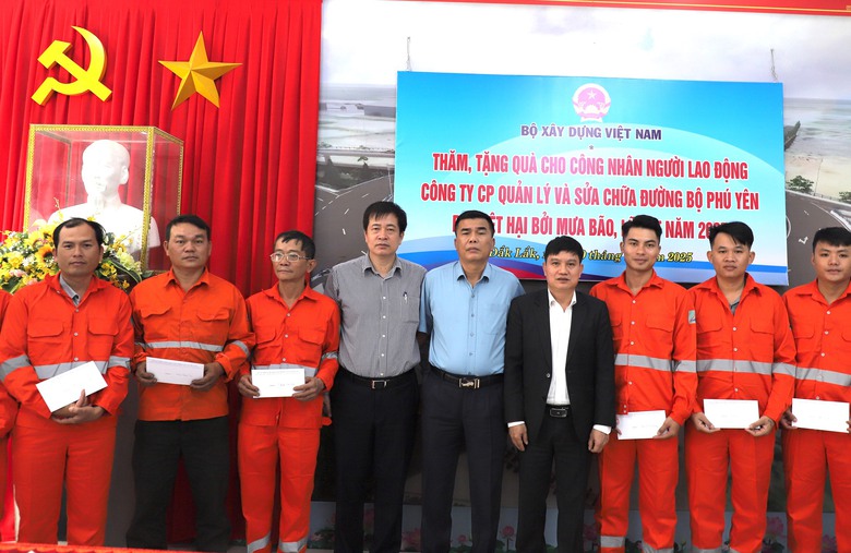 Bộ Xây dựng trao 1 tỷ đồng giúp Đắk Lắk khắc phục hậu quả mưa lũ- Ảnh 3. Bộ Xây dựng trao 1 tỷ đồng giúp Đắk Lắk khắc phục hậu quả mưa lũ- Ảnh 3.