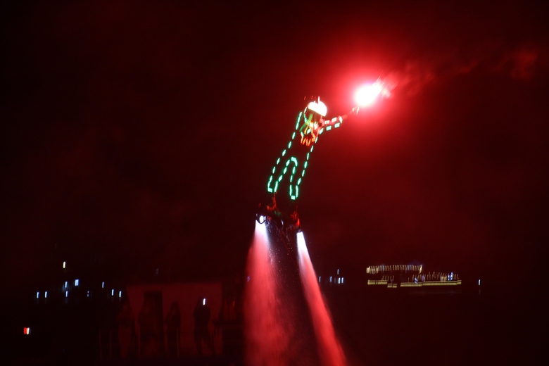 Bùng nổ đêm hội flyboard chào đón năm mới trên sông Đồng Nai- Ảnh 15. Bùng nổ đêm hội flyboard chào đón năm mới trên sông Đồng Nai- Ảnh 15.