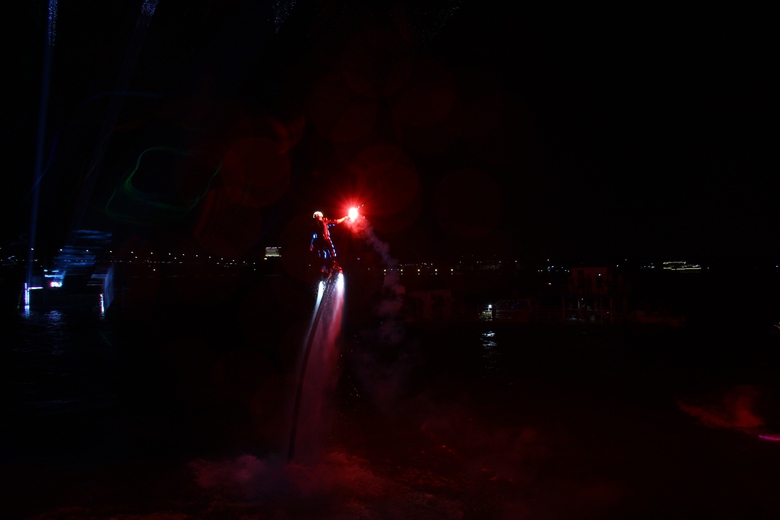 Bùng nổ đêm hội flyboard chào đón năm mới trên sông Đồng Nai- Ảnh 13. Bùng nổ đêm hội flyboard chào đón năm mới trên sông Đồng Nai- Ảnh 13.