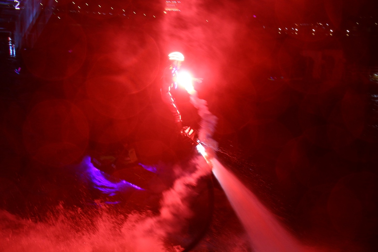 Bùng nổ đêm hội flyboard chào đón năm mới trên sông Đồng Nai- Ảnh 12. Bùng nổ đêm hội flyboard chào đón năm mới trên sông Đồng Nai- Ảnh 12.