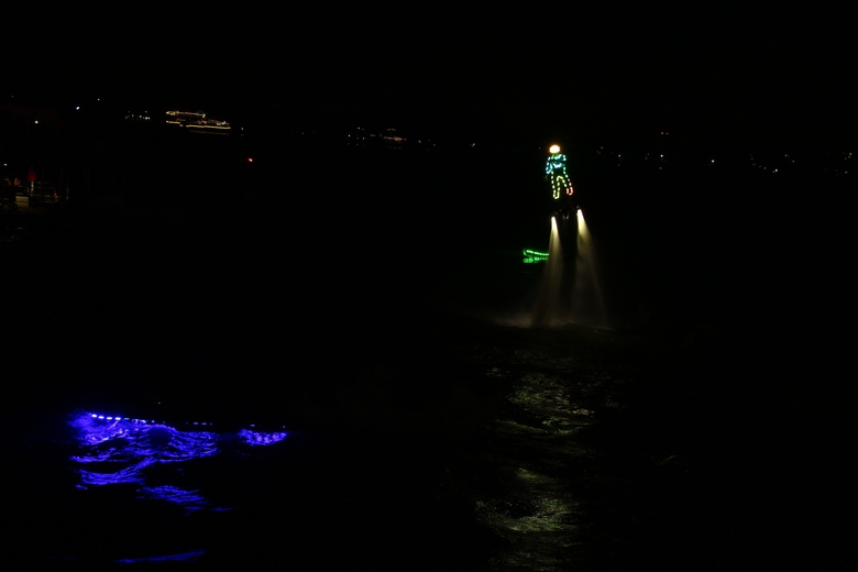 Bùng nổ đêm hội flyboard chào đón năm mới trên sông Đồng Nai- Ảnh 5. Bùng nổ đêm hội flyboard chào đón năm mới trên sông Đồng Nai- Ảnh 5.