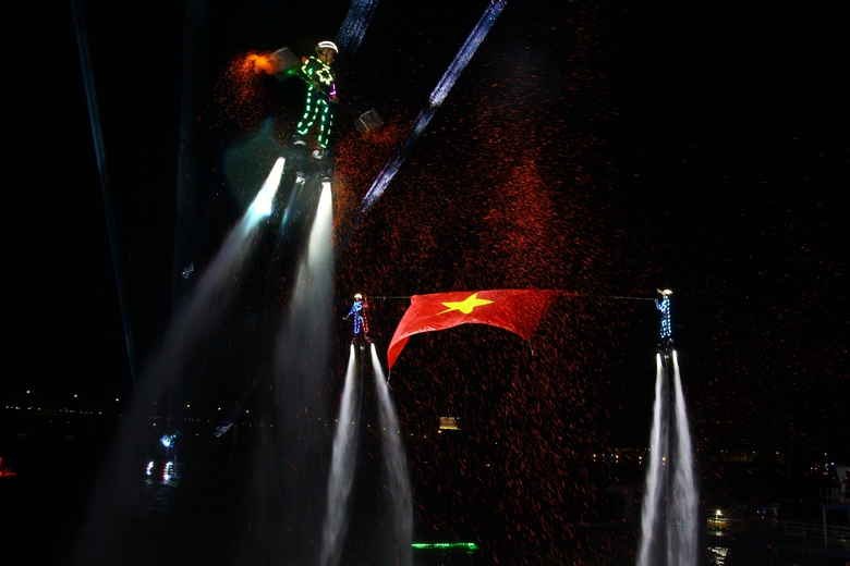 Bùng nổ đêm hội flyboard chào đón năm mới trên sông Đồng Nai- Ảnh 2. Bùng nổ đêm hội flyboard chào đón năm mới trên sông Đồng Nai- Ảnh 2.